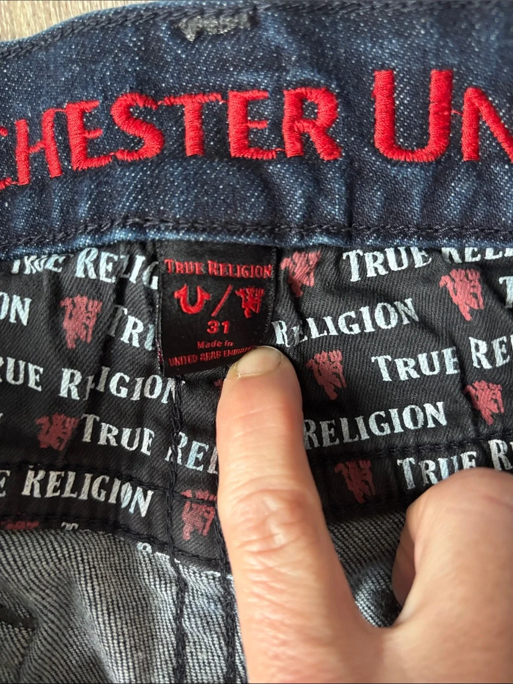 True Religion Manchester United Ricky Straight Dark Wash Jean Red Accent Sz 31